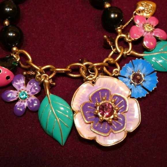 Betsey Johnson Flower Charm Fashion bracelet - Picture 2 of 5